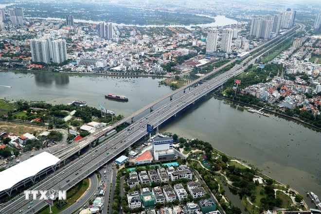Cầu Sài Gòn 2 song song với cầu Sài Gòn 1 và đường sắt Metro số 1 bắt qua sông Sài Gòn kết nối trung tâm Thành phố Hồ Chí Minh với các đô thị vệ tinh phía Đông. (Ảnh: TTXVN)