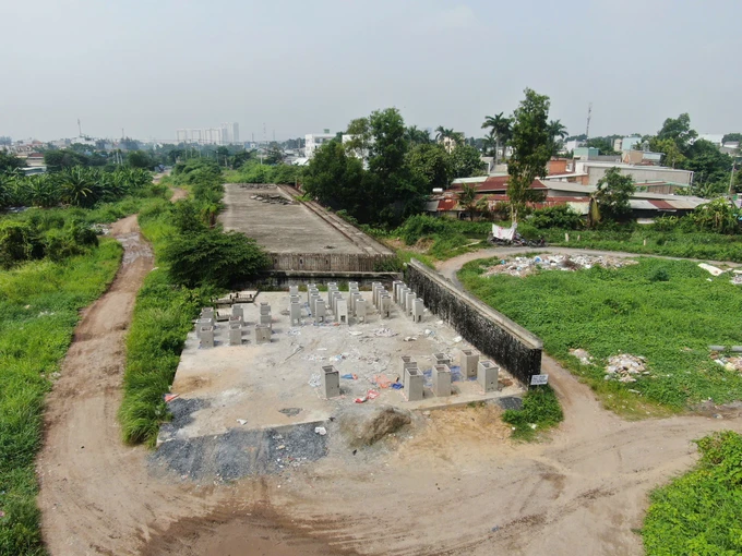 Xử lý các dự án, công trình tồn đọng, dừng thi công, thi công chậm tiến độ, công trình, trụ sở, công sở không sử dụng hoặc sử dụng chưa hiệu quả