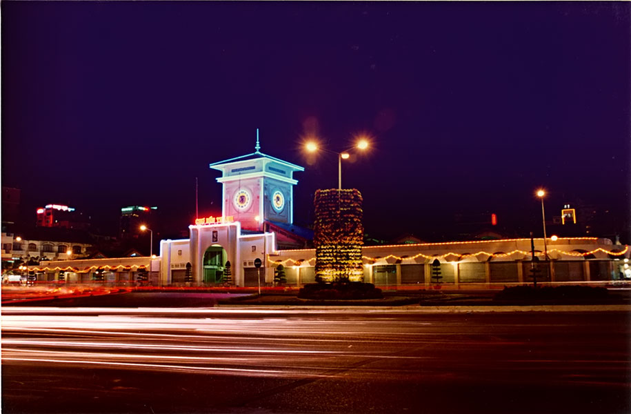 Nằm ở khu vực trung tâm thành phố, từ lâu chợ Bến Thành đã trở thành biểu tượng của Sài Gòn