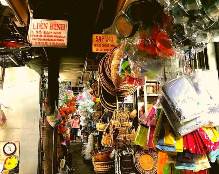 Một góc bán hàng trong chợ Bà Chiểu (@-06_simeji)