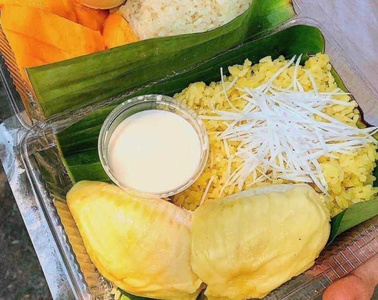 Xôi sầu riêng tại chợ Bà Chiểu (@halavietnamtravel)