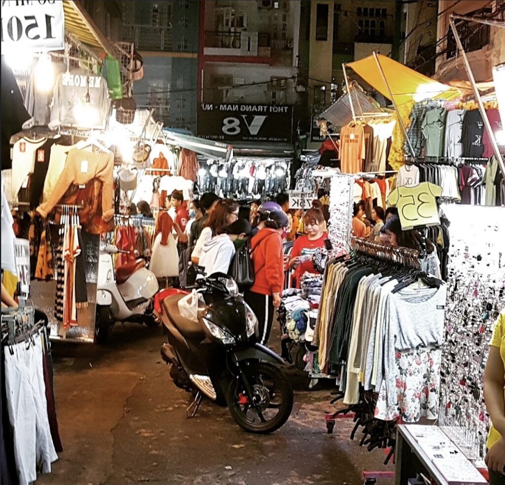 Chợ Hạnh Thông Tây - Thiên đường quần áo giá rẻ