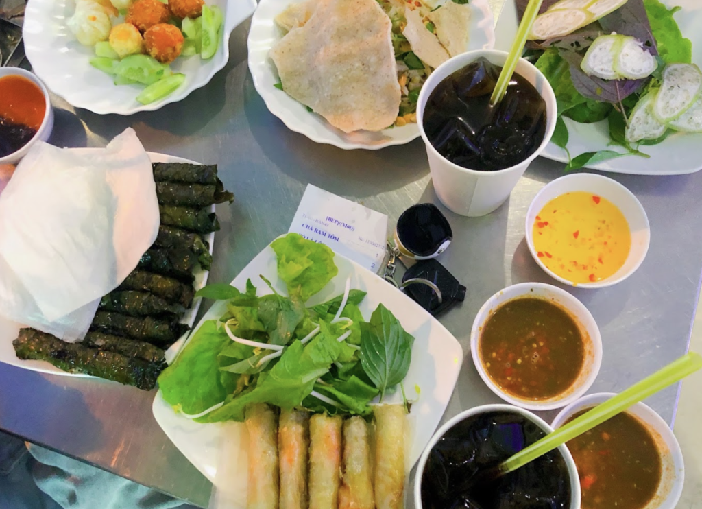 nem nướng trong chợ Hạnh Thông Tây vị khá ngon và lạ