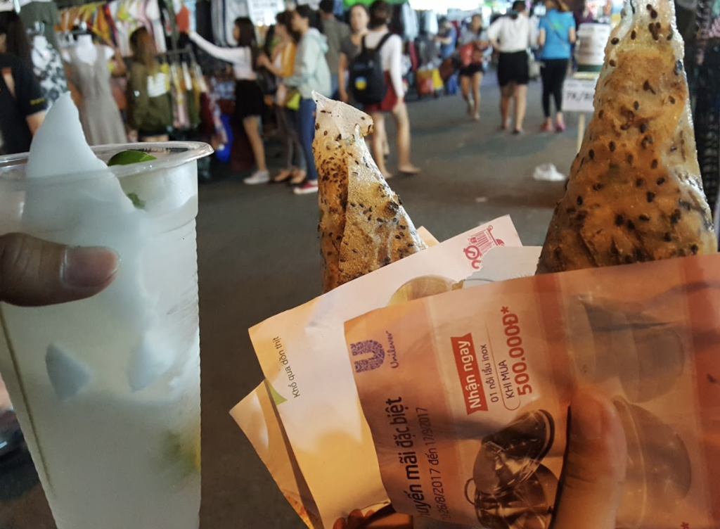 Bánh tráng nướng và dừa tắc, những món ăn vặt bán trong chợ Hạnh Thông Tây