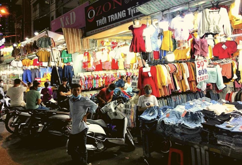 Sạp bán quần áo sỉ trong chợ Hạnh Thông Tây