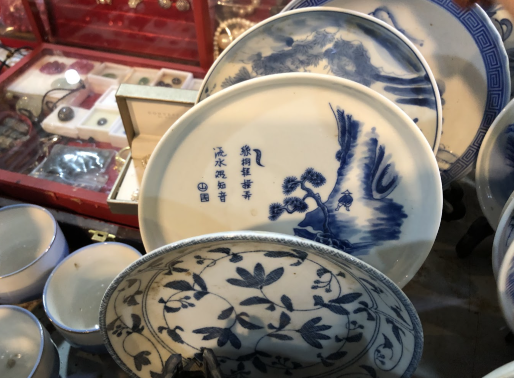 Rất nhiều đồ gốm sứ cổ được bán ở chợ Bàn Cờ